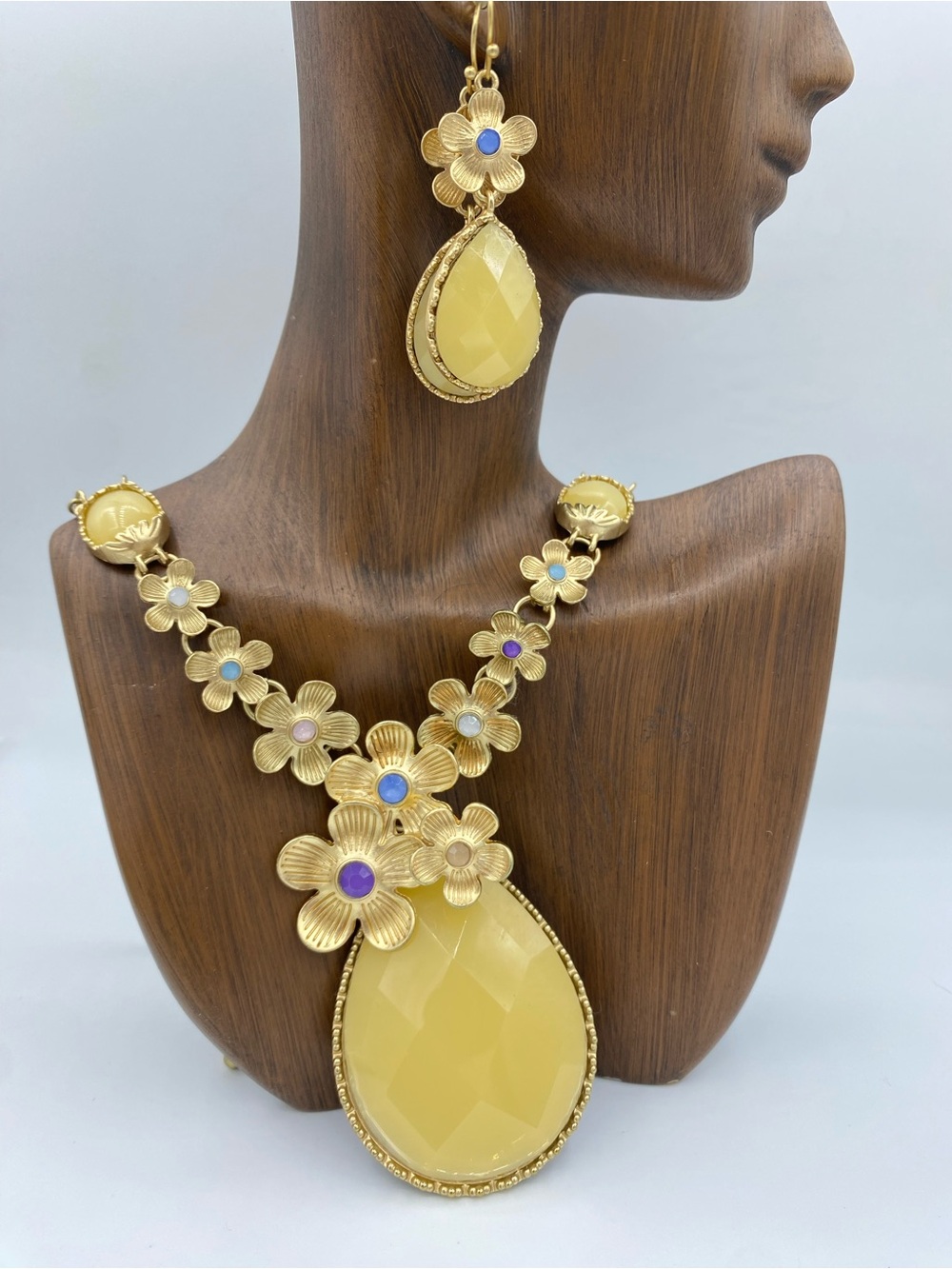 Gold Tone Cascading Flower Bib Necklace Oversized Central Pendant & Earring Set